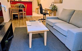 City & Lakeside With Free Secure Allocated Parking, Pool, Gym & Tennis Court, Only 15 Mins Walk Into The City